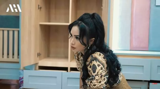 Momen Krisdayanti bantu Aurel bersihkan kamar bayi © YouTube Momen Krisdayanti bantu Aurel bersihkan kamar bayi © YouTube