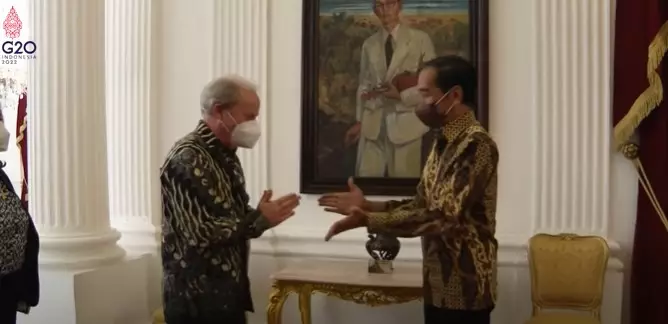 Momen Jokowi kagok salaman dengan delegasi bank dunia © YouTube