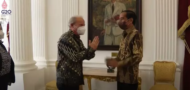 Momen Jokowi kagok salaman dengan delegasi bank dunia © YouTube