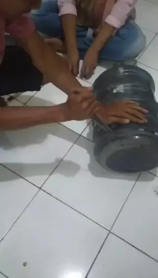 Warga nabung koin dalam galon © TikTok