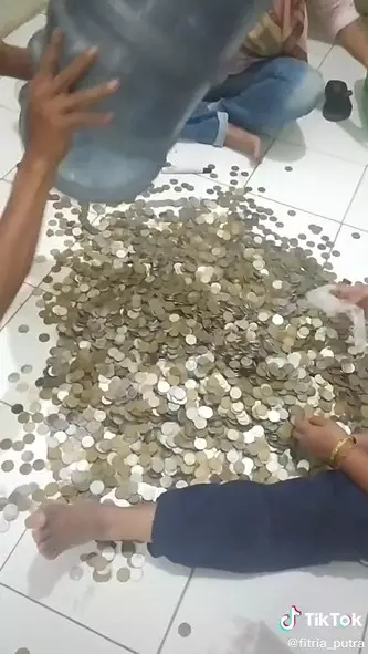 Warga nabung koin dalam galon © TikTok