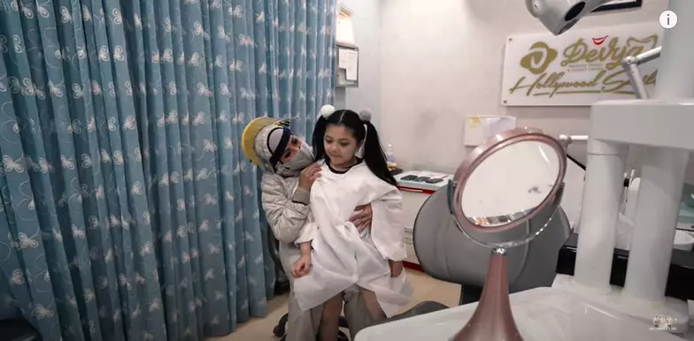 Momen Arsy pasang behel YouTube dan Instagram