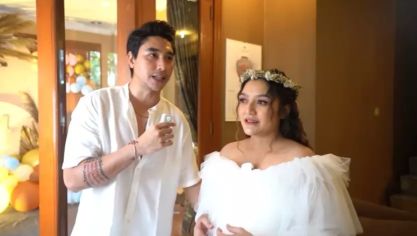 Momen gender reveal anak pertama Siti Badriah © YouTube Momen gender reveal anak pertama Siti Badriah © YouTube