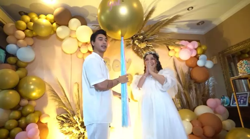 Momen gender reveal anak pertama Siti Badriah © YouTube Momen gender reveal anak pertama Siti Badriah © YouTube