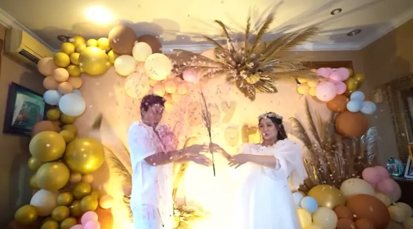 Momen gender reveal anak pertama Siti Badriah © YouTube Momen gender reveal anak pertama Siti Badriah © YouTube