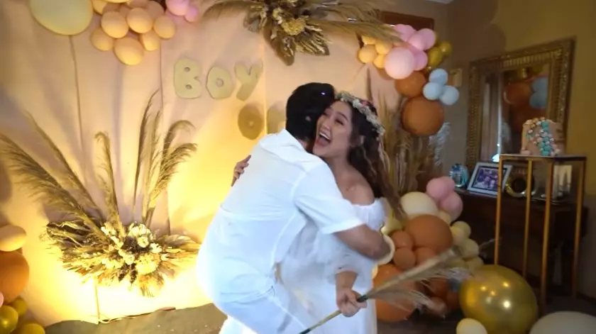 Momen gender reveal anak pertama Siti Badriah © YouTube Momen gender reveal anak pertama Siti Badriah © YouTube