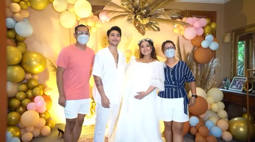 Momen gender reveal anak pertama Siti Badriah © YouTube Momen gender reveal anak pertama Siti Badriah © YouTube