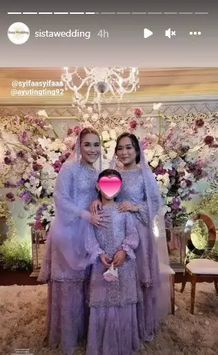 gaya Ayu Ting Ting di pengajian adik © 2022 berbagai sumber