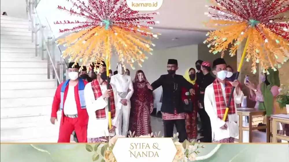 momen akad nikah adik Ayu Ting Ting © YouTube/Assyifa Nuraini