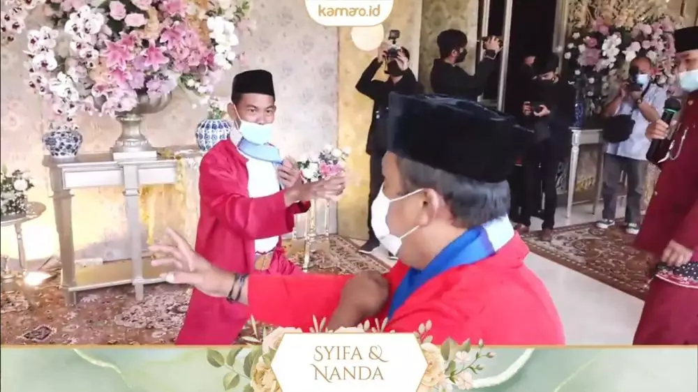momen akad nikah adik Ayu Ting Ting © YouTube/Assyifa Nuraini