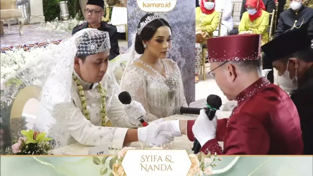 momen akad nikah adik Ayu Ting Ting © YouTube/Assyifa Nuraini
