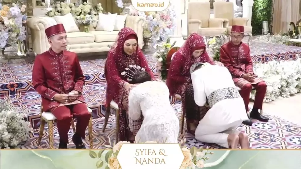 momen akad nikah adik Ayu Ting Ting © YouTube/Assyifa Nuraini