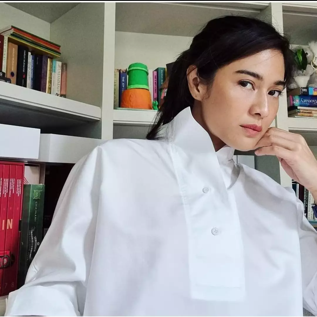 7 Potret perpustakaan di rumah Dian Sastro, mirip film Harry Potter