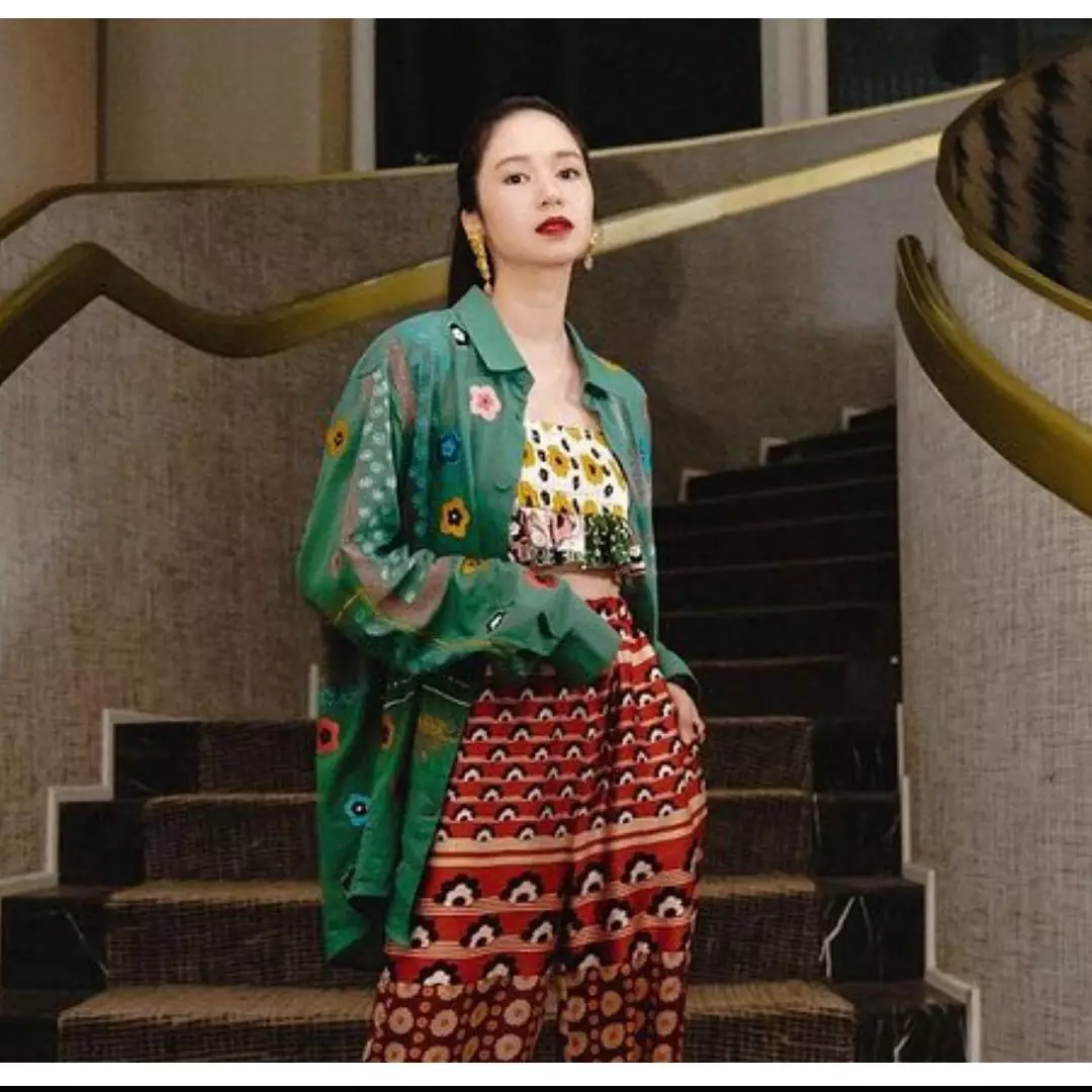 11 Pesona Laura Basuki di Berlinale, busananya disebut mirip Kim Da-mi