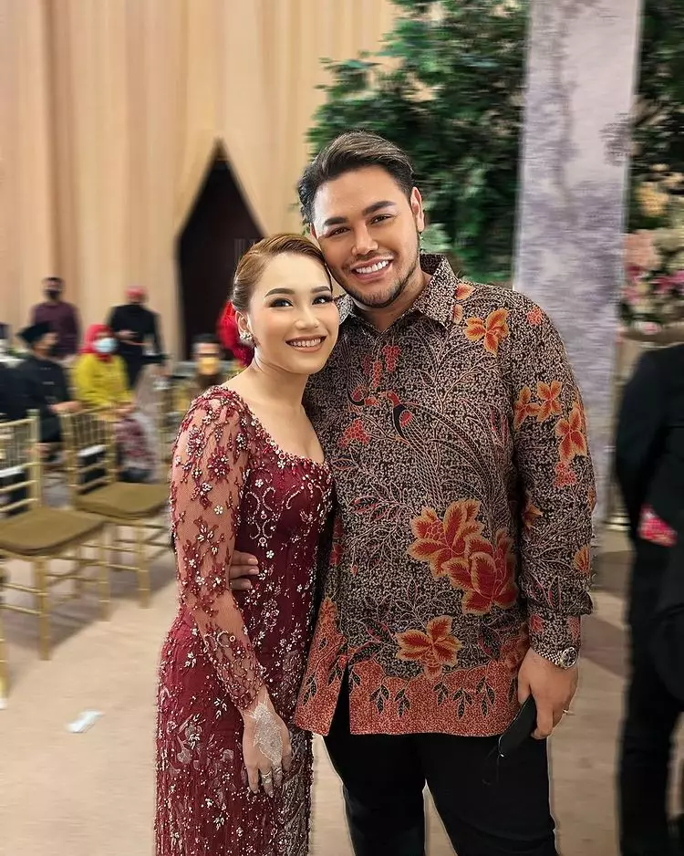 momen Ivan Gunawan dampingi Ayu Ting Ting © berbagai sumber momen Ivan Gunawan dampingi Ayu Ting Ting © berbagai sumber