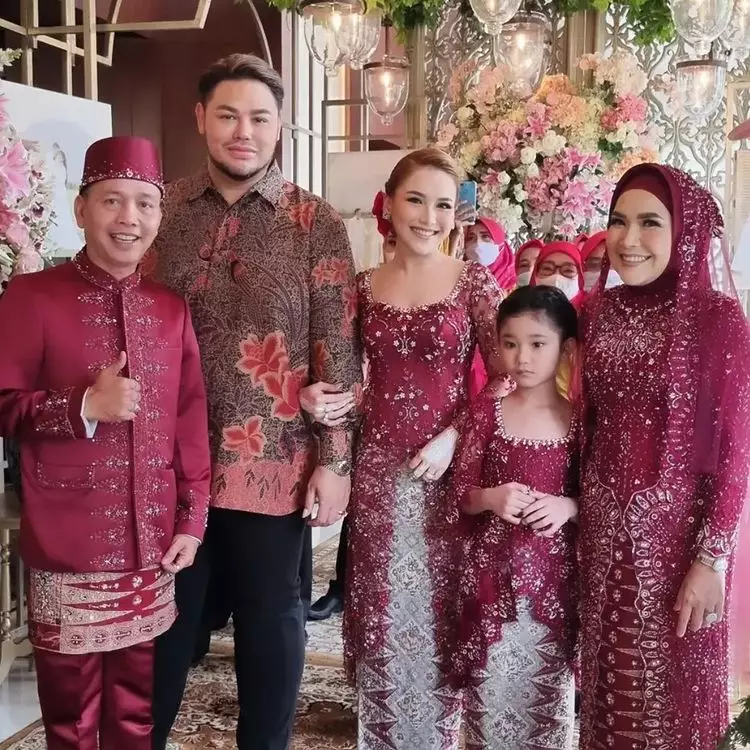 momen Ivan Gunawan dampingi Ayu Ting Ting © berbagai sumber momen Ivan Gunawan dampingi Ayu Ting Ting © berbagai sumber