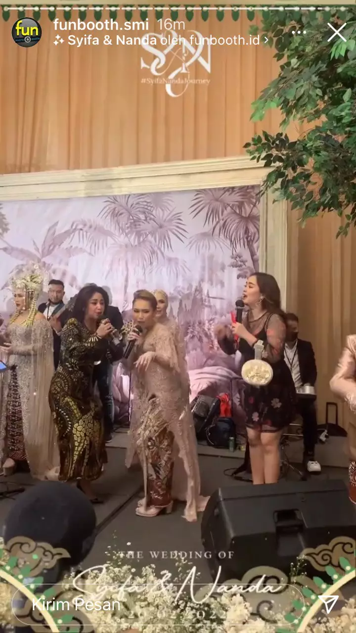 momen resepsi pernikahan adik Ayu Ting Ting © berbagai sumber