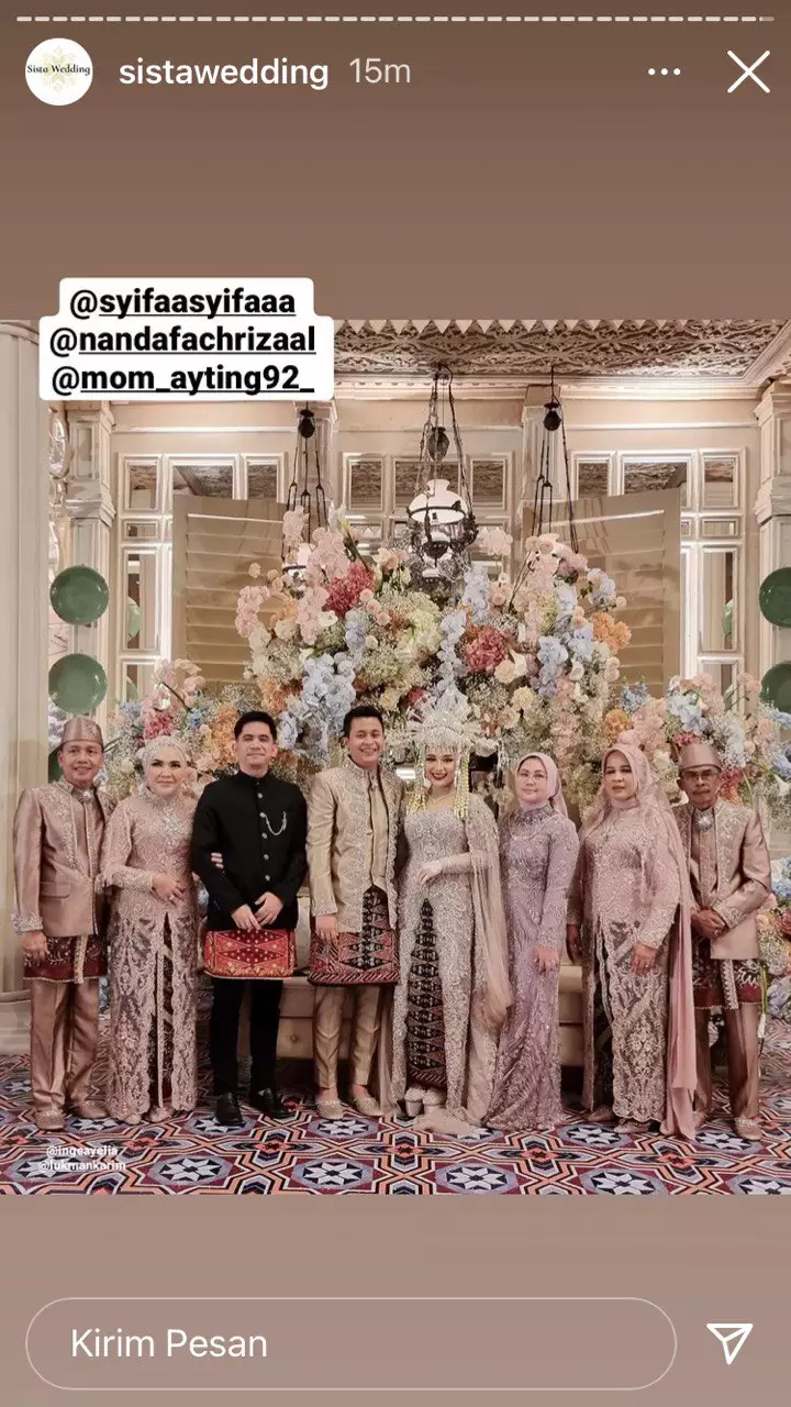 momen resepsi pernikahan adik Ayu Ting Ting © berbagai sumber