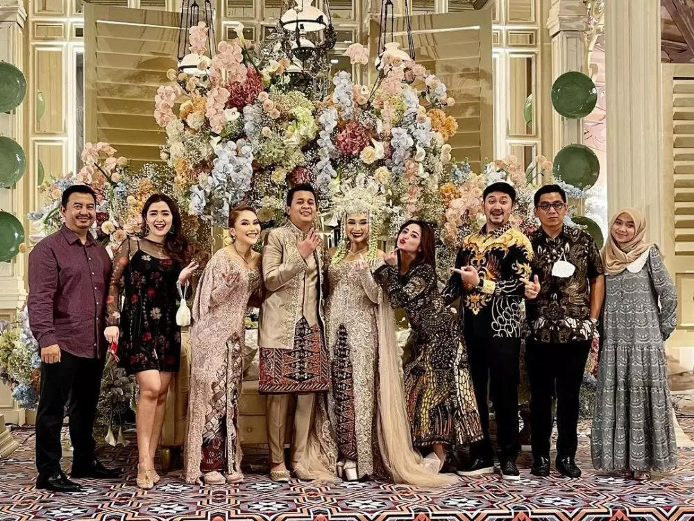 gaya seleb di pernikahan adik ayu ting ting © instagram