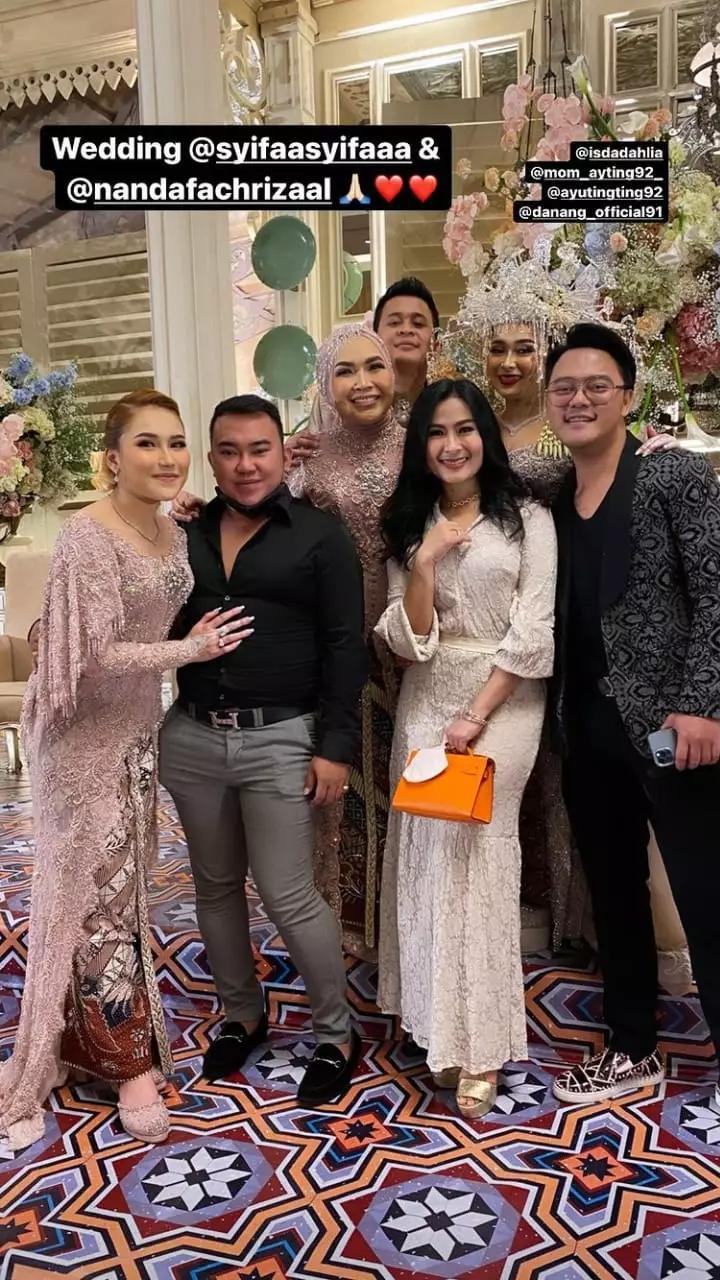 gaya seleb di pernikahan adik ayu ting ting © instagram