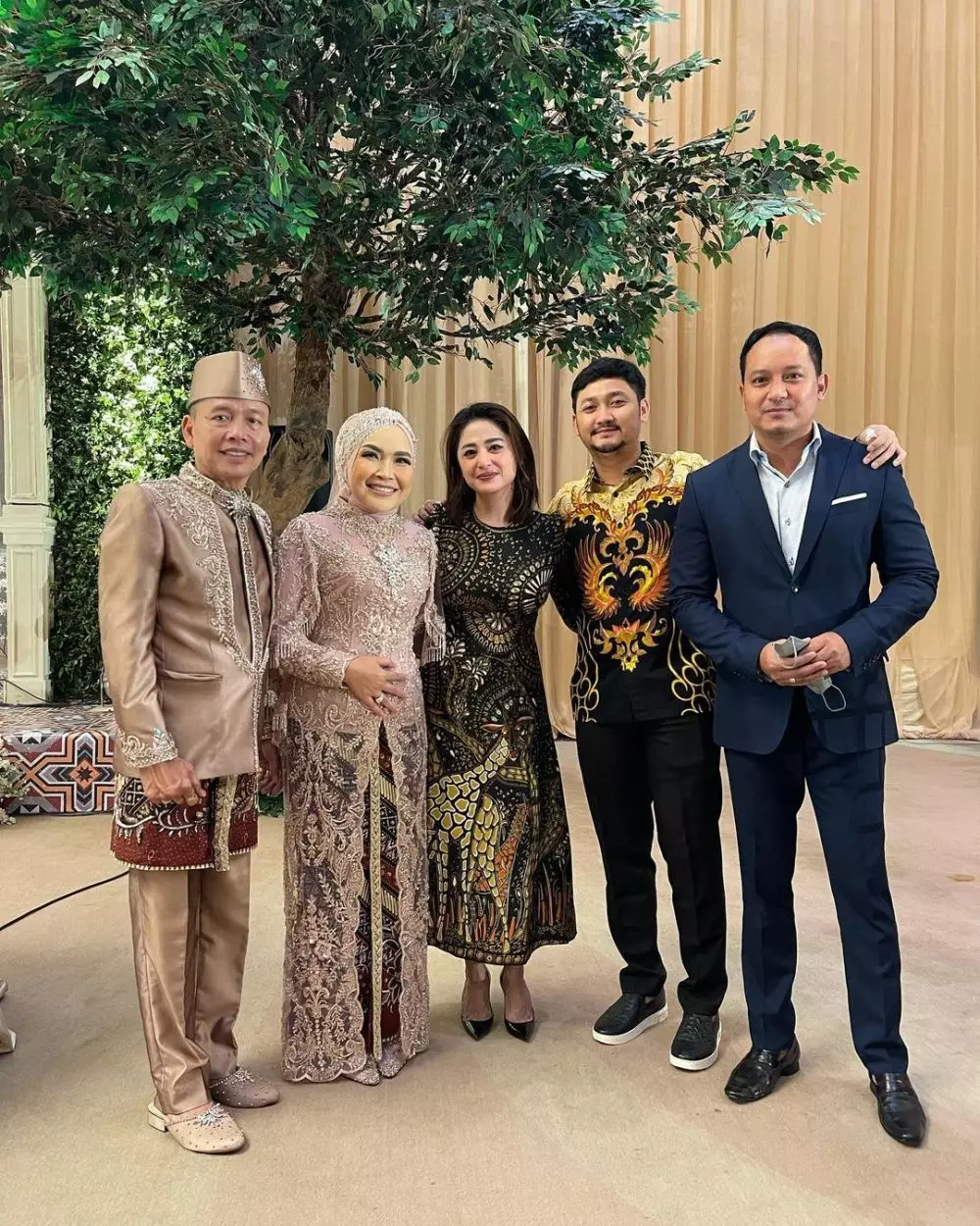 gaya seleb di pernikahan adik ayu ting ting © instagram