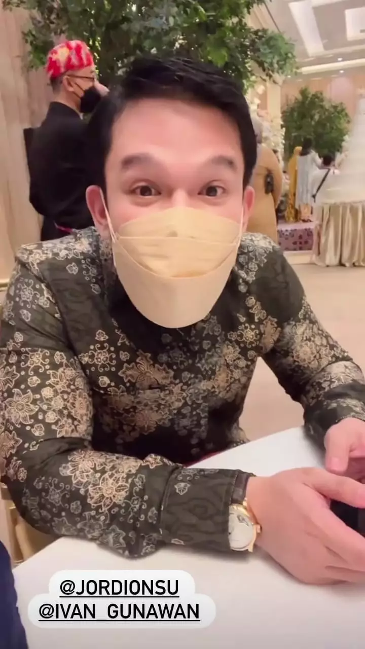 gaya seleb di pernikahan adik ayu ting ting © instagram