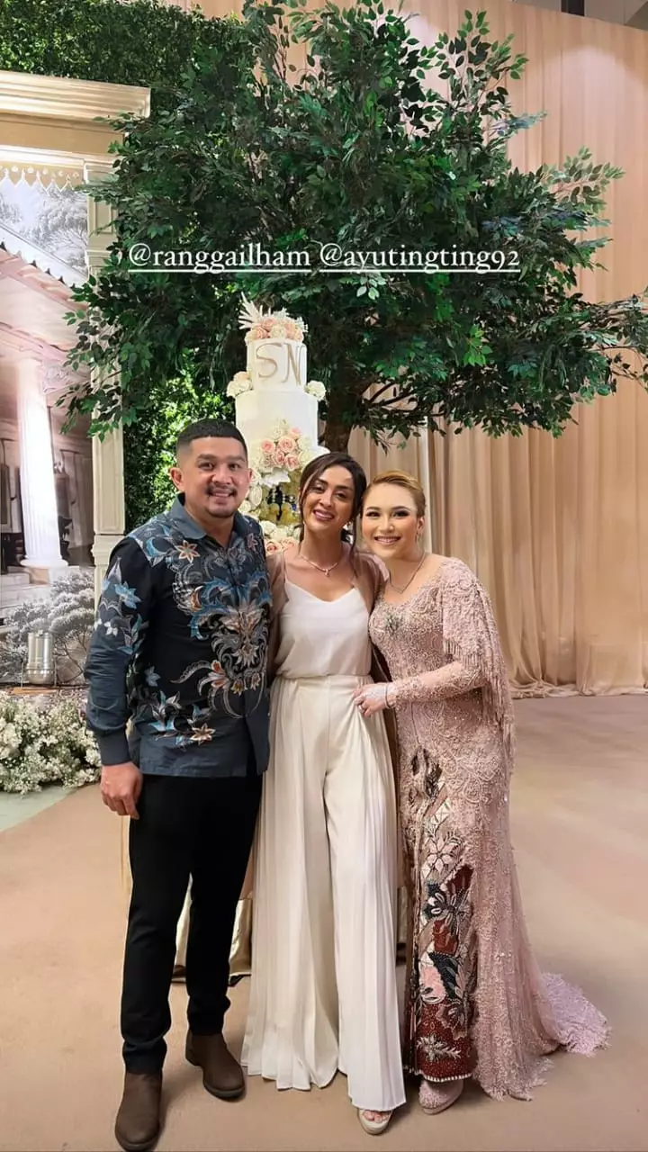 gaya seleb di pernikahan adik ayu ting ting © instagram