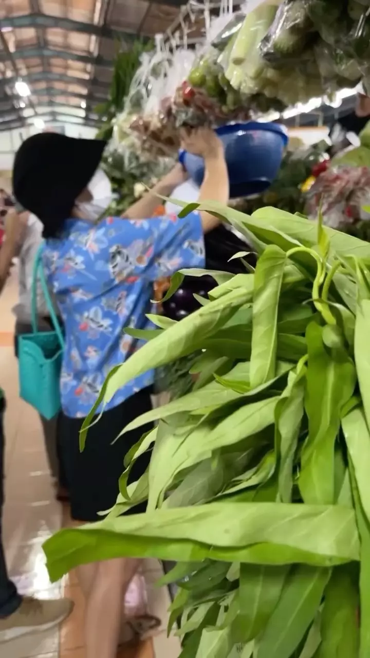 Momen Bunga Zainal belanda ke pasar bareng suami Instagram Momen Bunga Zainal belanda ke pasar bareng suami Instagram