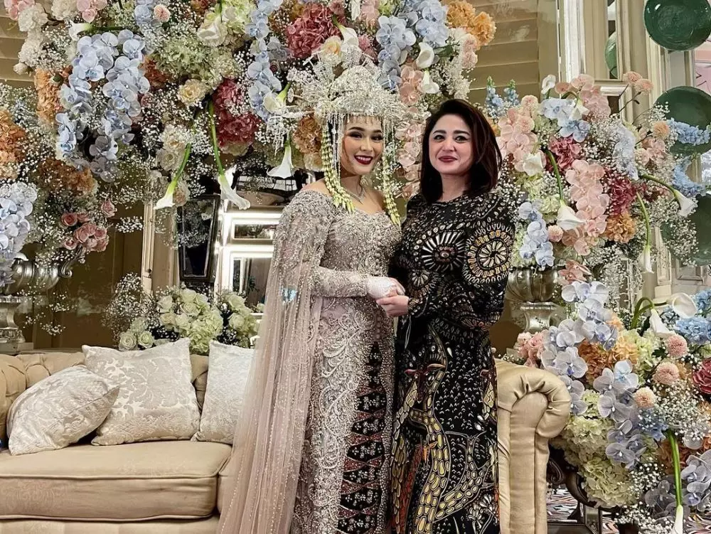 Gaya Dewi Perssik di nikahan adik Ayu Ting Ting © Instagram