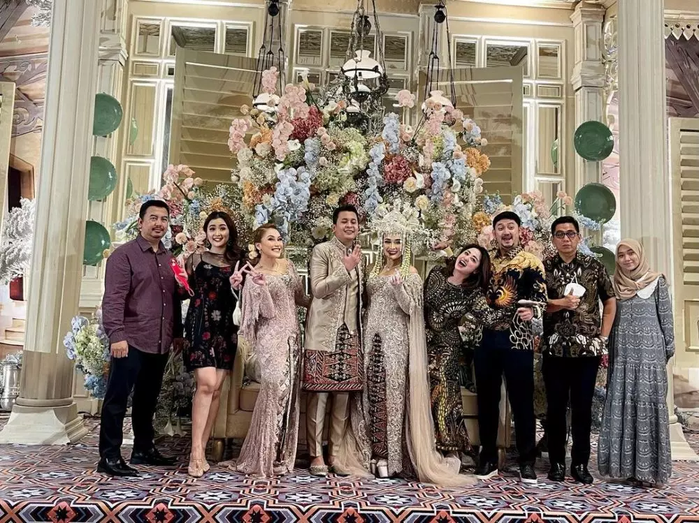 Gaya Dewi Perssik di nikahan adik Ayu Ting Ting © Instagram