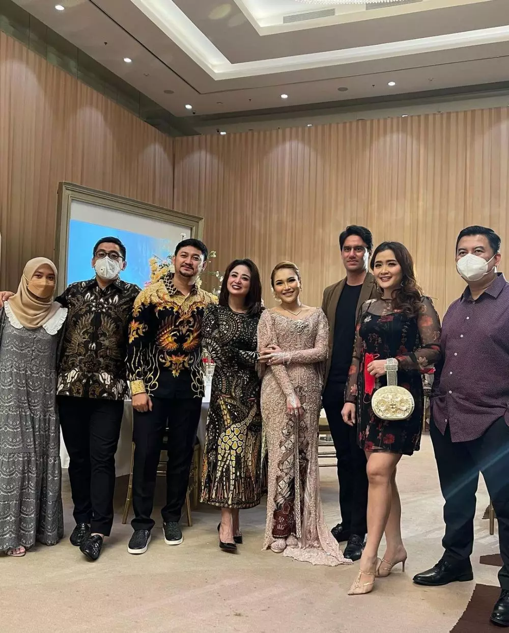 Gaya Dewi Perssik di nikahan adik Ayu Ting Ting © Instagram