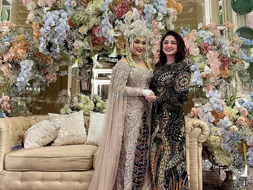 Gaya Dewi Perssik di nikahan adik Ayu Ting Ting © Instagram