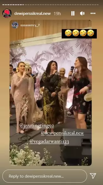 Gaya Dewi Perssik di nikahan adik Ayu Ting Ting © Instagram