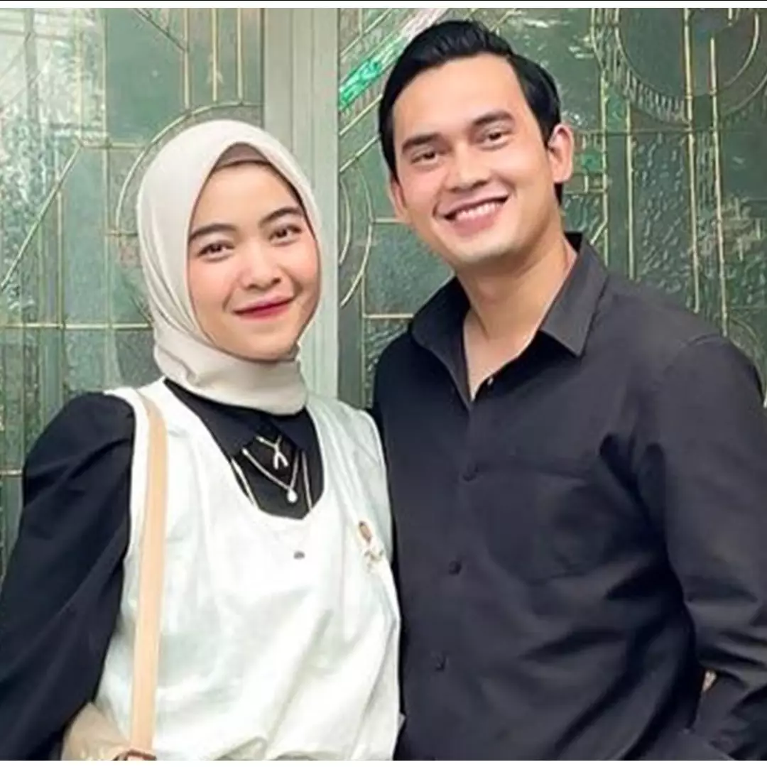 9 Beda gaya pacar Ikbal Fauzi di Ikatan Cinta dengan istri aslinya