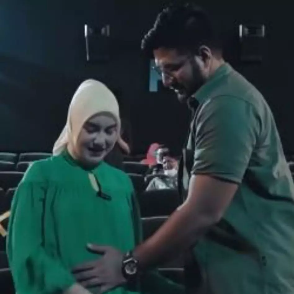 11 Seleb umumkan kehamilan pakai cara unik, Irish Bella sewa bioskop
