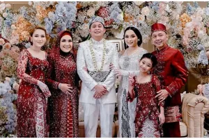 Wedding cake 10 saudara seleb, kue Syifa adik Ayu Ting Ting elegan