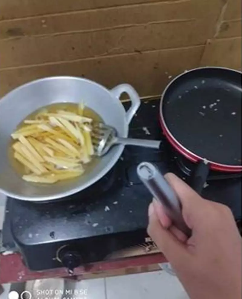 lagi masak ada aja momen lucunya © Instagram lagi masak ada aja momen lucunya © Instagram
