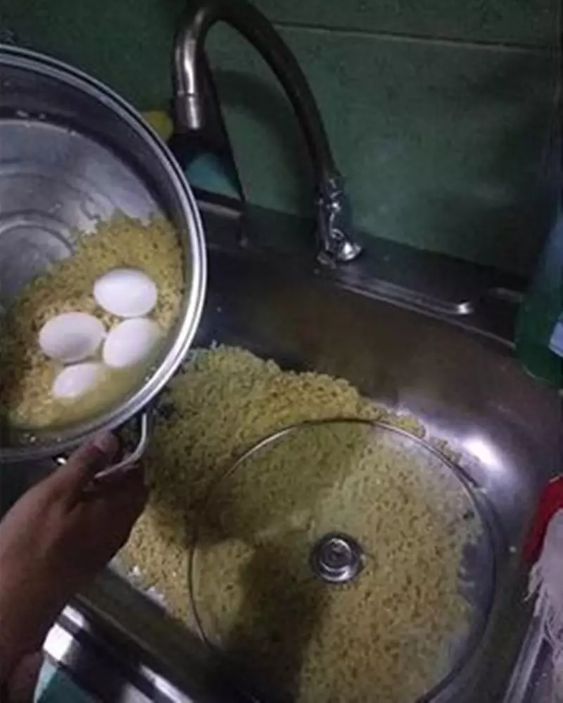 lagi masak ada aja momen lucunya © Instagram lagi masak ada aja momen lucunya © Instagram