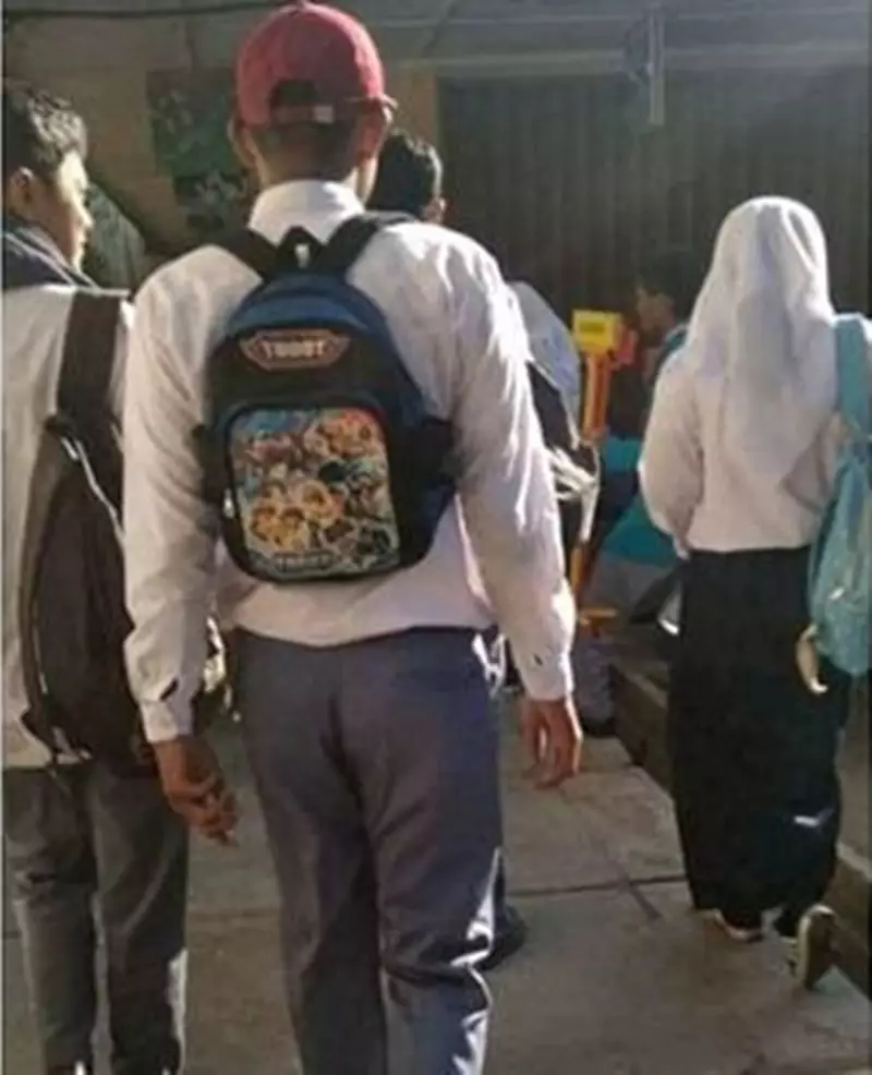 orang bawa tas tapi nyeleneh pol © berbagai sumber orang bawa tas tapi nyeleneh pol © berbagai sumber