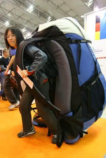 orang bawa tas tapi nyeleneh pol © berbagai sumber orang bawa tas tapi nyeleneh pol © berbagai sumber