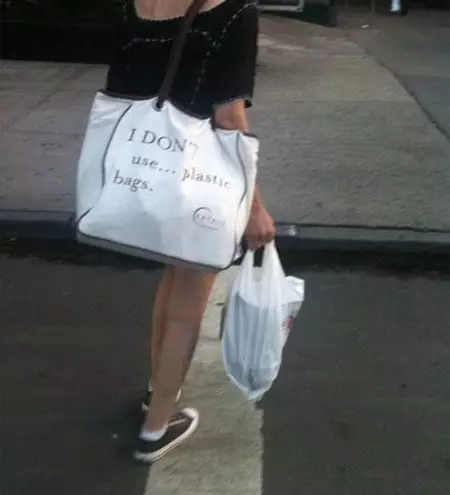 orang bawa tas tapi nyeleneh pol © berbagai sumber orang bawa tas tapi nyeleneh pol © berbagai sumber