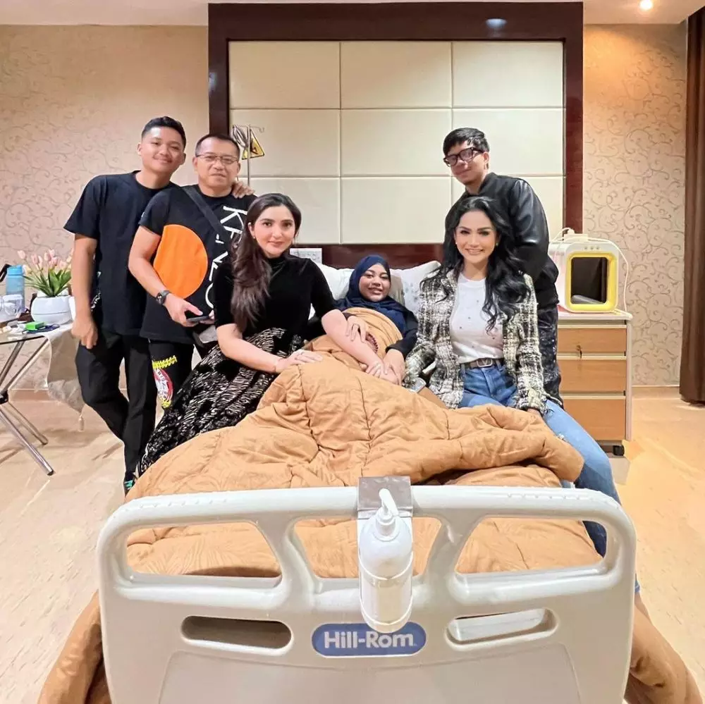 Krisdayanti dampingi Aurel melahirkan © Instagram