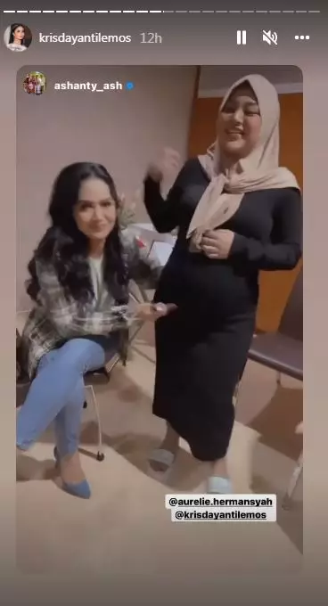 Krisdayanti dampingi Aurel melahirkan © Instagram