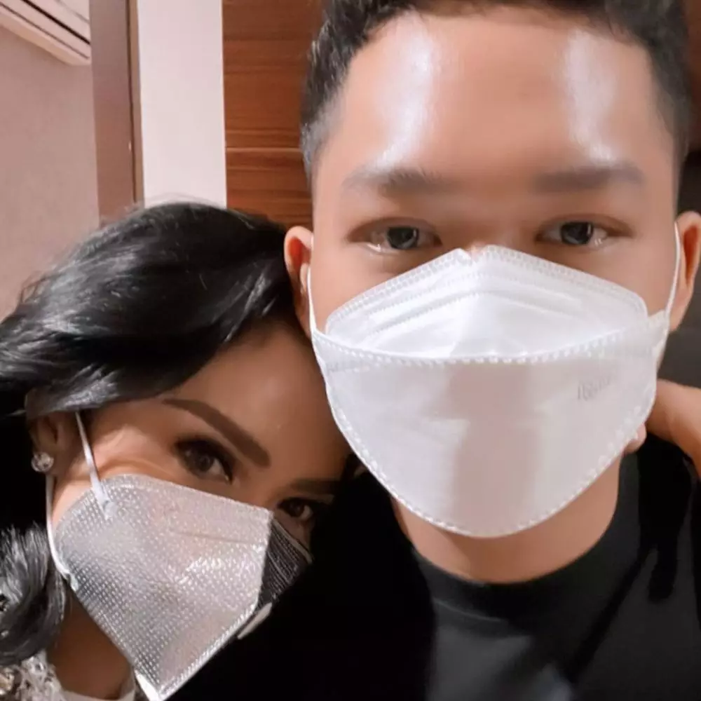 Krisdayanti dampingi Aurel melahirkan © Instagram