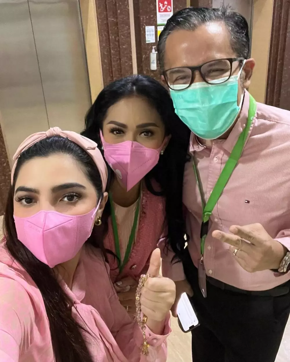 Krisdayanti dampingi Aurel melahirkan © Instagram