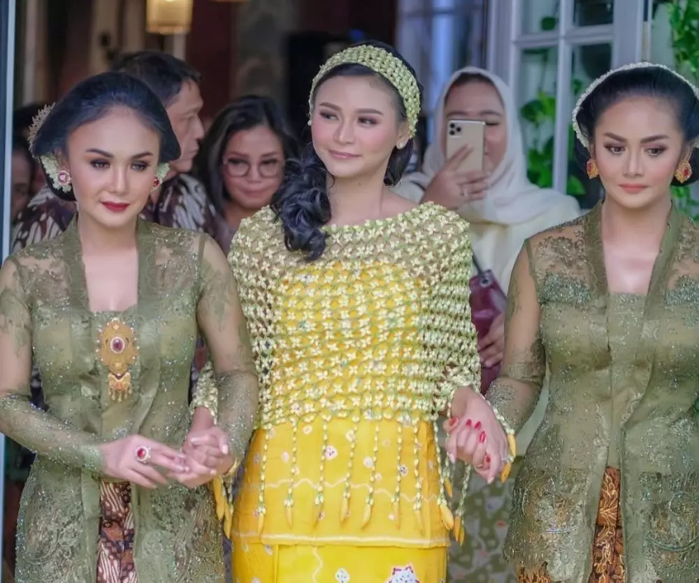 gaya seleb di acara siraman adik © instagram