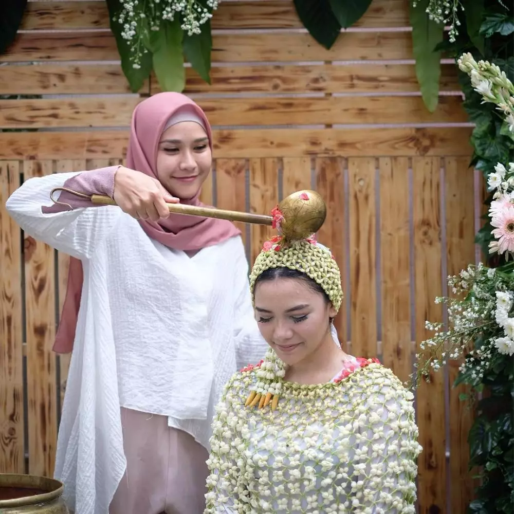 gaya seleb di acara siraman adik © instagram