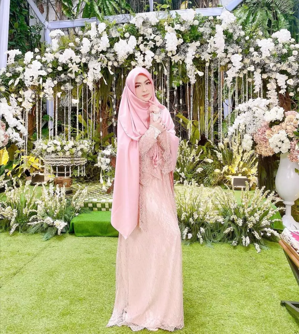 gaya seleb di acara siraman adik © instagram