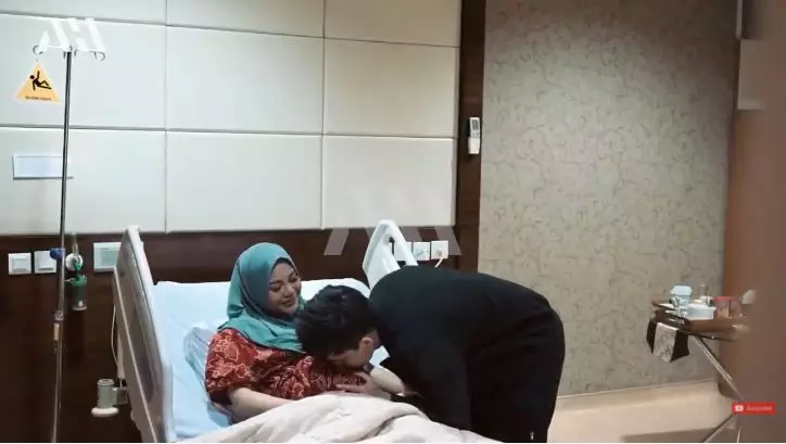 momen aurel hermansyah menuju ruang operasi © berbagai sumber momen aurel hermansyah menuju ruang operasi © berbagai sumber