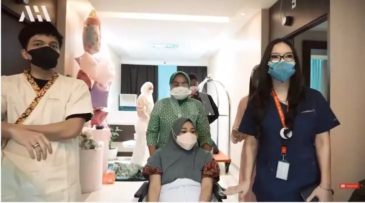 momen aurel hermansyah menuju ruang operasi © berbagai sumber momen aurel hermansyah menuju ruang operasi © berbagai sumber